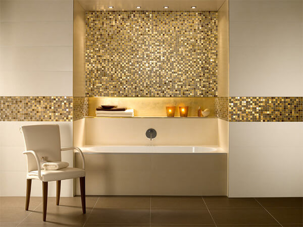 Description: Trong không gian này, gia chủ bố trí màu vàng bằng gạch ốp ở cạnh khu vực đặt bồn tắm. Nhìn từ xa, bức tường óng ánh, sang trọng như những viên kim cương.